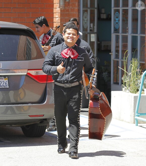 Jessica Alba a l'agréable surprise d'être accueillie par un groupe de musique de mariachi à son arrivée à son bureau le jour de son 34ème anniversaire le 28 avril 2015