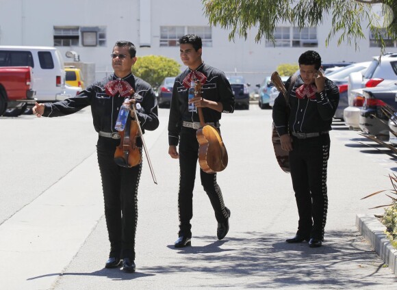 L'américain Jessica Alba a l'agréable surprise d'être accueillie par un groupe de musique de mariachi à son arrivée à son bureau le jour de son 34ème anniversaire. Brentwood, le 28 avril 2015