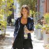 Jessica Alba a l'agréable surprise d'être accueillie par un groupe de musique de mariachi à son arrivée à son bureau le jour de son 34ème anniversaire. Brentwood, le 28 avril 2015