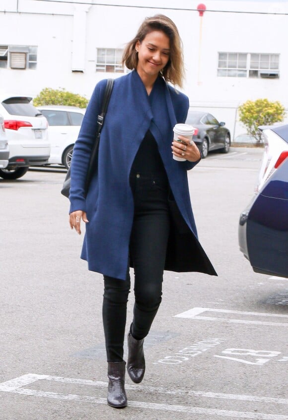 Jessica Alba se rend chez le coiffeur à Beverly Hills, le 24 avril 2015. 