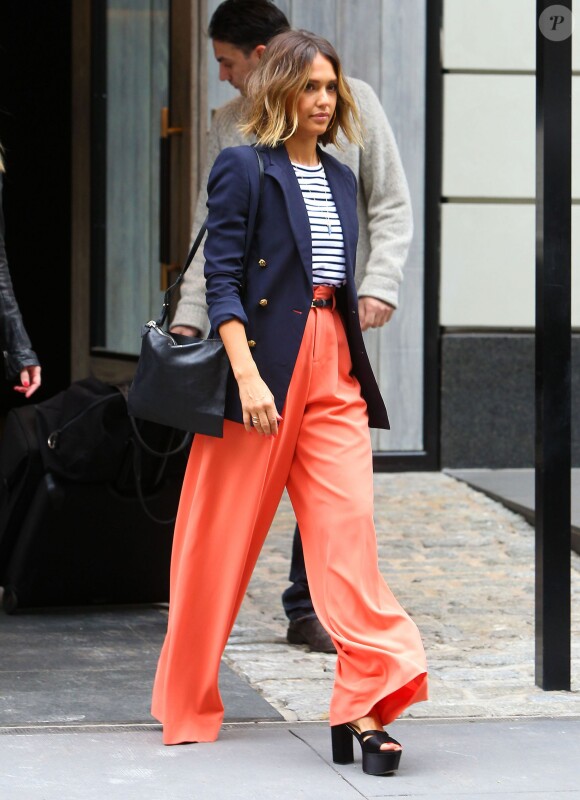 Jessica Alba (veste Ralph Lauren) se promène dans les rues de New York, le 14 avril 2015.