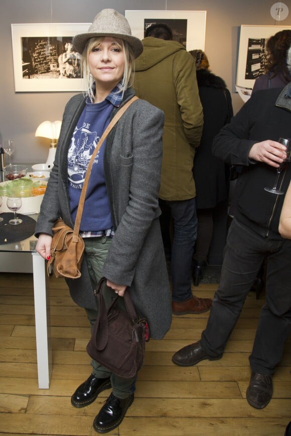 Flavie Flament - L'animatrice au vernissage de l'exposition "Gainsbourg For Ever" à la galerie Hegoa à Paris. Le 2 avril 2015