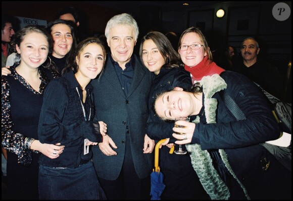 Guy Bedos et ses filles dans sa loge à l'Olympia en 2002