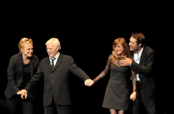Muriel Robin, Guy Bedos, sa fille Victoria et son fils Nicolas - Guy Bedos sur la scène de l'Olympia pour son dernier spectacle "La der des der" à Paris. Le 23 décembre 2013 