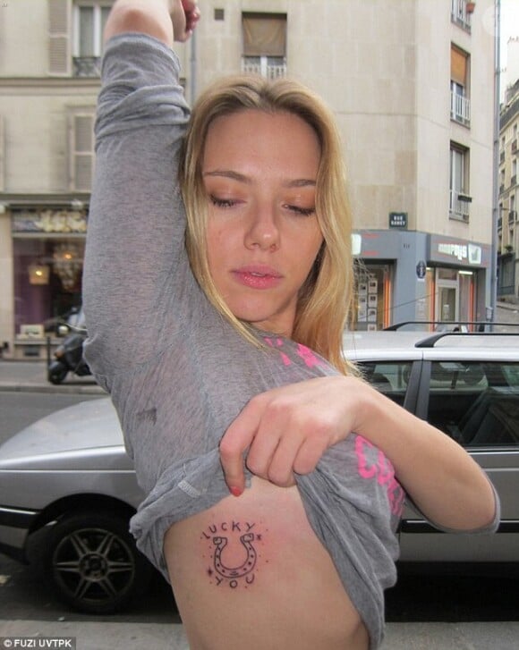 Scarlett Johansson se faisait tatouer par Fuzi Uvtpk à Paris à l'automne 2012.