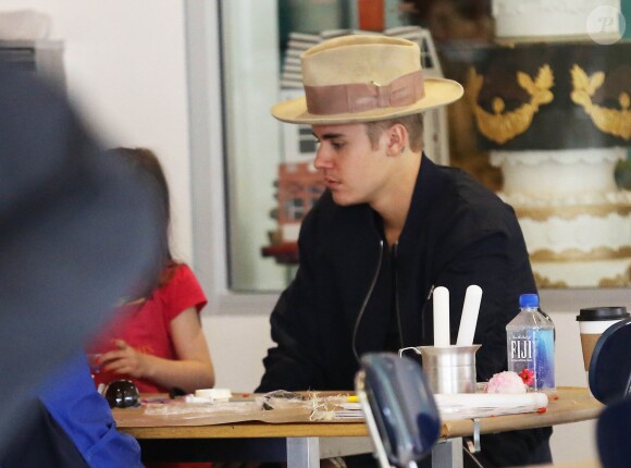 Justin Bieber et sa petite soeur Jazmyn - Justin Bieber est allé déjeuner avec sa petite soeur Jazmyn, Kendall Jenner et Hailey Baldwin à Los Angeles, le 23 avril 2015 