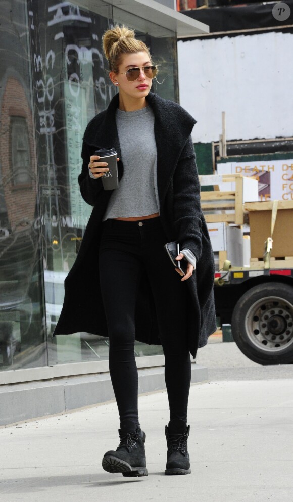 Ireland Baldwin fait du shopping à New York, le 31 mars 2015.