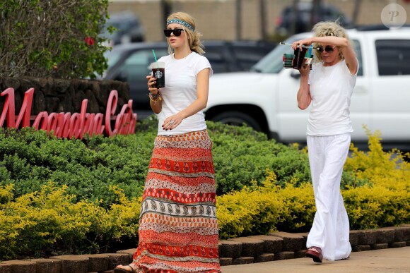 Exclusif - Kim Basinger fete son anniversaire avec sa fille Ireland Baldwin a Hawai le 8 Decembre 2012. 