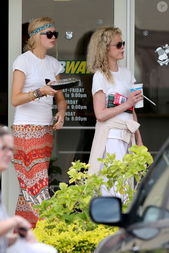 Exclusif - Kim Basinger fete son anniversaire avec sa fille Ireland Baldwin a Hawai le 8 Decembre 2012. 
