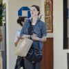 Ireland Baldwin quitte le centre médical où elle est soignée pour un traumatisme émotionnel et va déjeuner avec des amis, le 30 avril 2015