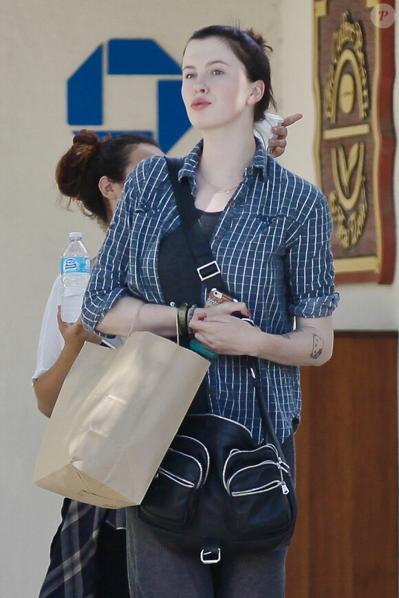 Ireland Baldwin quitte le centre médical où elle est soignée pour un traumatisme émotionnel et va déjeuner avec des amis, le 30 avril 2015