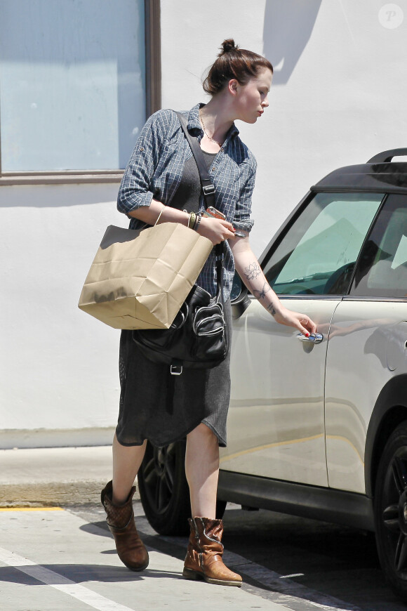 Ireland Baldwin quitte le centre médical où elle est soignée pour un traumatisme émotionnel et va déjeuner avec des amis, le 30 avril 2015