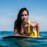Justine Mauvin, Roxy girl : La jolie surfeuse frenchy vous attend dans l'eau !