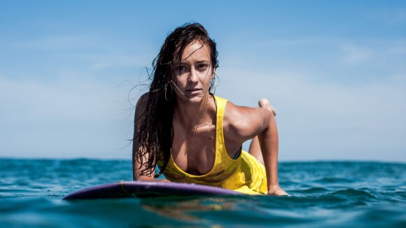 Justine Mauvin, Roxy girl : La jolie surfeuse frenchy vous attend dans l'eau !