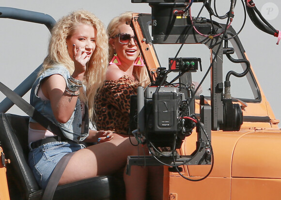Les chanteuses Britney Spears et Iggy Azalea sur le tournage de leur nouveau clip à Studio City, le 9 avril 2015.