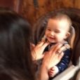 Mila (1 an) morte de rire à cause des chatouillements de sa maman Jade Foret. Mars 2015.