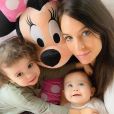 Jade Foret réalise un selfie avec ses filles Liva (2 ans) et Mila (1 an). Mars 2015.