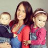 Jade Foret pose en salopette avec ses filles Liva (2 ans) et Mila (1 an). Avril 2015.