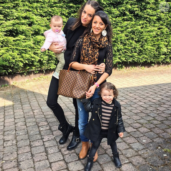 Jade Foret, une amie et ses filles Liva (2 ans) et Mila (1 an). Avril 2015.