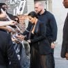 Kim Kardashian, escortée par son garde du corps Pascal Duvier, signe des autographes à son arrivée aux studios de l'émission Jimmy Kimmel Live! à Hollywood, le 30 avril 2015.