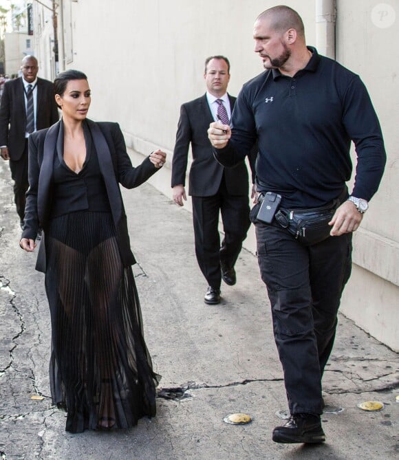 Kim Kardashian et son garde du corps Pascal Duvier aux studios de l'émission Jimmy Kimmel Live! à Hollywood, le 30 avril 2015.