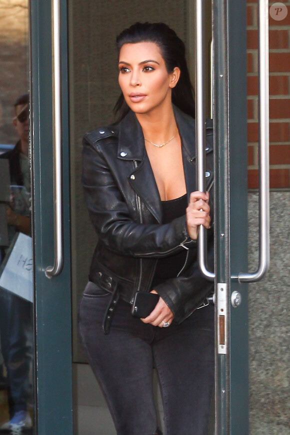 Kim Kardashian quitte l'appartement de son mari Kanye West à SoHo. New York, le 2 mai 2015.