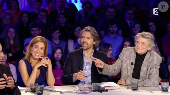 Léa Salamé, très gênée par la drague lourdingue de Jean-Pierre Mocky - On n'est pas couché sur France 2, samedi 2 mai 2015.