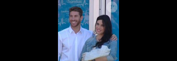 Sergio Ramos et sa belle Pilar Rubio avec leur premier bébé Sergio à la sortie de l'hôpital à Madrid le 9 mai 2014.