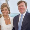 Le roi Willem-Alexander et la reine Maxima des Pays-Bas visitent le navire Zeeland sur l'île d'Aruba le 1er Mai 2015, notamment dans le cadre des 350 ans de la Marine