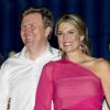 Le roi Willem-Alexander et la reine Maxima des Pays-Bas, en combinaison rose Natan, assistaient à la comédie musicale Soldat d'Orange sur l'île d'Aruba le 1er mai 2015