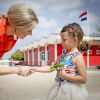 Le roi Willem-Alexander et la reine Maxima des pays-Bas en visite à une association sur l'île d'Aruba le 2 mai 2015