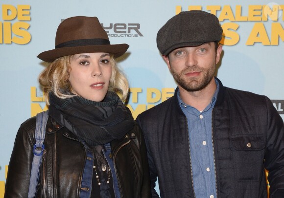 Alysson Paradis (enceinte) et son compagnon Guillaume Gouix - Avant-première du film "Le talent de mes amis" au théâtre Bobino à Paris le 4 mai 2015.