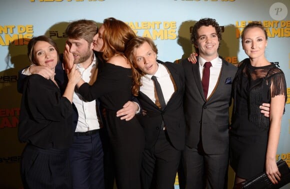 Anne Marivin, Tom Dingler, Julia Piaton, Alex Lutz, Bruno Sanches et Audrey Lamy - Avant-première du film "Le talent de mes amis" au théâtre Bobino à Paris le 4 mai 2015.