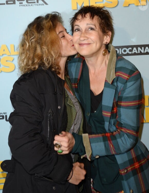 Caroline Loeb avec sa fille Louise - Avant-première du film "Le talent de mes amis" au théâtre Bobino à Paris le 4 mai 2015.