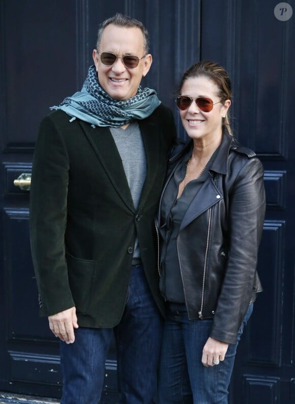 Tom Hanks et sa femme Rita Wilson se promenent a Paris, le 12 octobre 2013. 