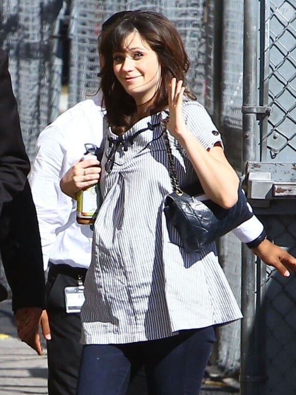 Zooey Deschanel, enceinte, arrive à l'émission "Jimmy Kimmel Live!" à Hollywood, le 26 mars 2015