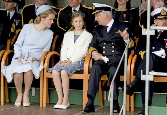 La princesse héritière Elisabeth de Belgique, 13 ans, procédait le 6 mai 2015 à la base navale de Zeebruges au baptême du patrouilleur P902 Pollux, en présence de ses parents le roi Philippe et la reine Mathilde, très fiers.