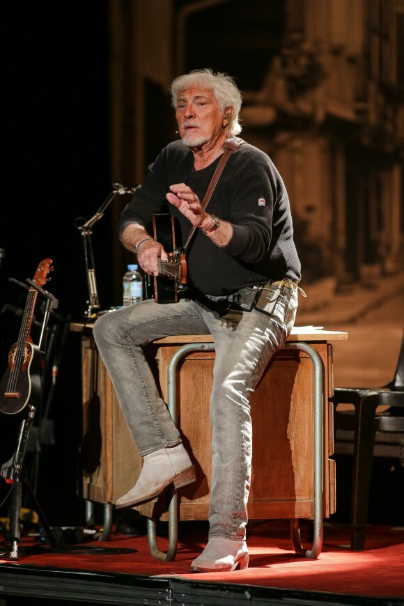 Hugues Aufray en concert au Théâtre Sebastopol à Lille, le 15 avril 2015.