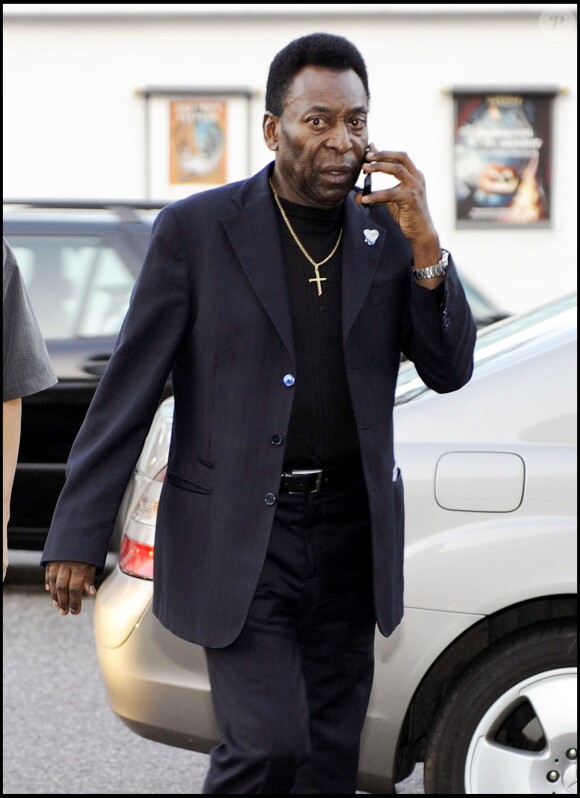 Pelé au téléphone à Copenhague le 30 septembre 2009.