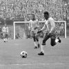 Pelé dans ses oeuvres lors de la rencontre Allemagne - Brésil à Hambourg, le 5 mai 1963