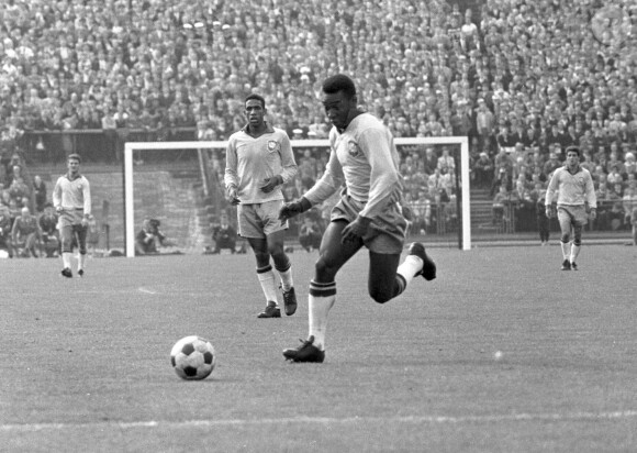 Pelé dans ses oeuvres lors de la rencontre Allemagne - Brésil à Hambourg, le 5 mai 1963