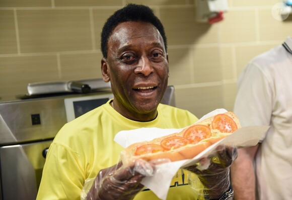 Pelé en pleine préparation de sandwichs pour Subway dont il est un des ambassadeurs, le 20 mars 2015 à Londres