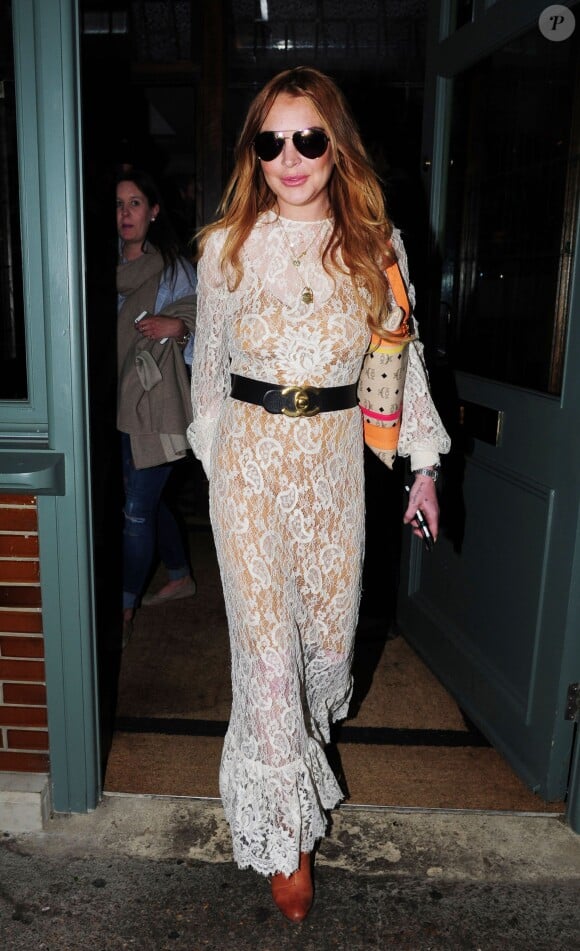 Lindsay Lohan à la sortie du restaurant Ivy Garden à Chelsea, Londres, le 4 mai 2015