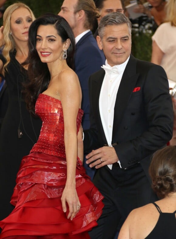 George Clooney et Amal Alamuddin Clooney - Soirée Costume Institute Gala 2015 (Met Ball) au Metropolitan Museum, célébrant l'ouverture de Chine: à travers le miroir à New York le 4 mai 2015.