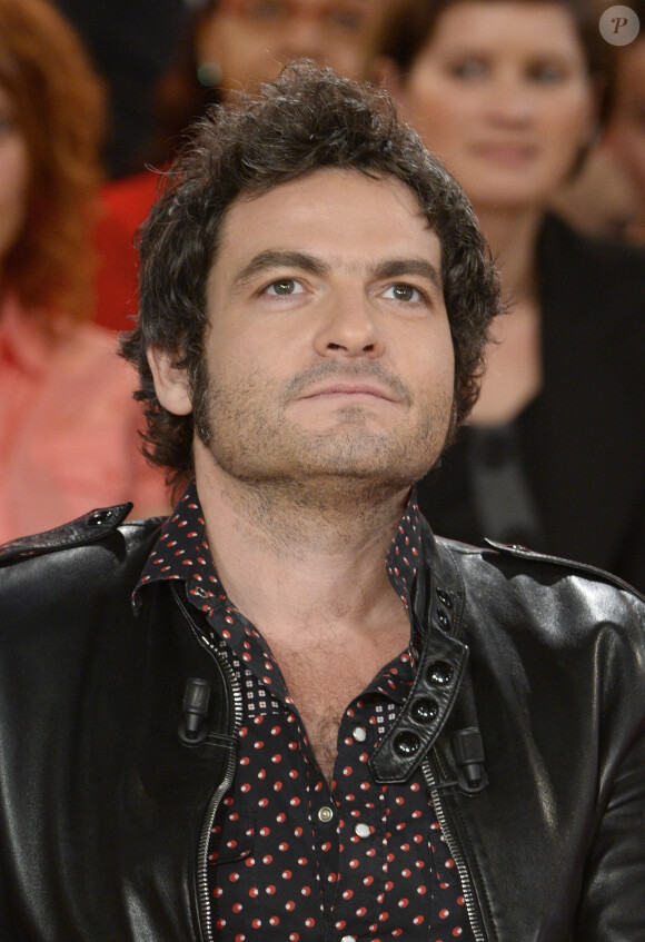 Le chanteur M (Mathieu Chedid) lors de l'enregistrement de l'émission "Vivement Dimanche" à Paris, le 26 novembre 2013. L'émission sera diffusée le 1er décembre 2013.