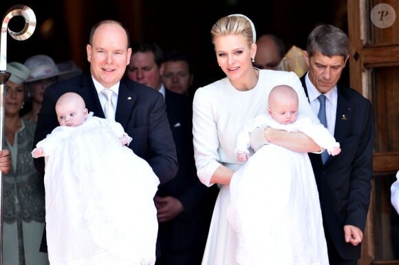 Le prince Albert II de Monaco avec la princesse Gabriella, la princesse Charlene de Monaco avec le prince Jacques sur les marches de la cathédrale Notre-Dame-Immaculée le 10 mai 2015 à Monaco