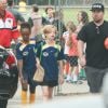 Les filles de Brad Pitt et Angelina Jolie, Zahara et Shiloh, quittant leur entraînement de football à Los Angeles. Le 9 mai 2015