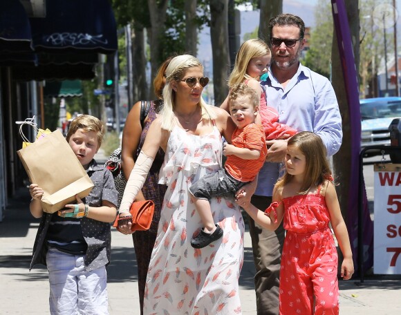 Tori Spelling se promène en famille avec son mari Dean McDermott et leurs enfants Liam, Stella, Hattie, et Finn le jour de la fête des mères à Los Angeles, le 10 mai 2015  