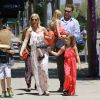 Tori Spelling se promène en famille avec son mari Dean McDermott et leurs enfants Liam, Stella, Hattie, et Finn le jour de la fête des mères à Los Angeles, le 10 mai 2015 