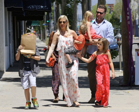 Tori Spelling se promène en famille avec son mari Dean McDermott et leurs enfants Liam, Stella, Hattie, et Finn le jour de la fête des mères à Los Angeles, le 10 mai 2015 